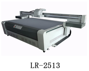 LR-2513通常我們也稱為萬能打印機，他是根據(jù)國際標(biāo)準(zhǔn)尺寸而來，加上這種uv機器不收材質(zhì)約束，差不多什么都可以打印，通常我們也稱之為萬能打印機